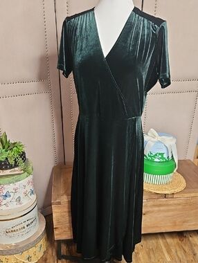 Eshakti Forrest Green Velvet Midi Dress